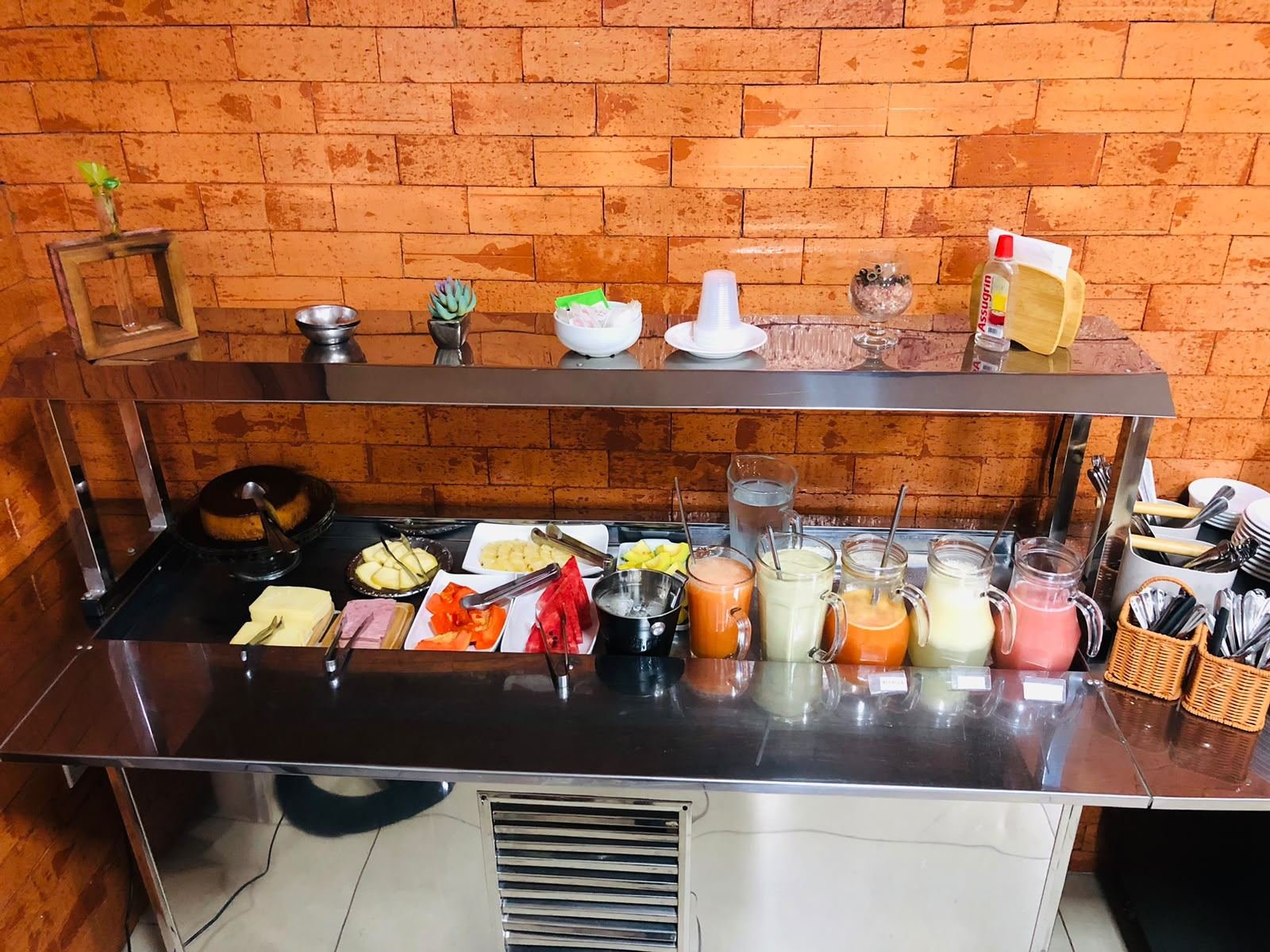 Frutas e sucos naturais do café da manhã