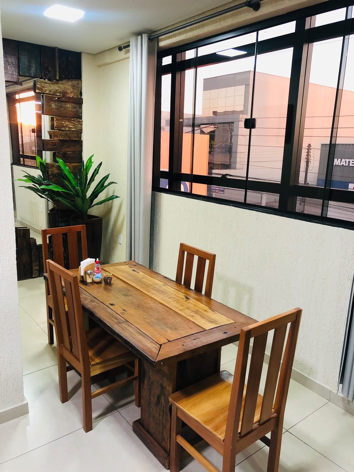 Área de mesas do café da manhã do Hotel Amazonas