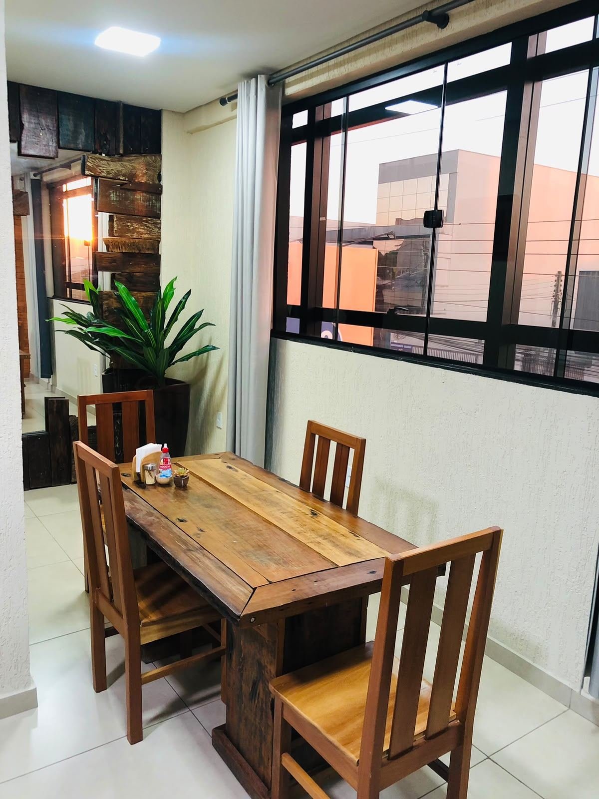 Área de mesas do café da manhã do Hotel Amazonas